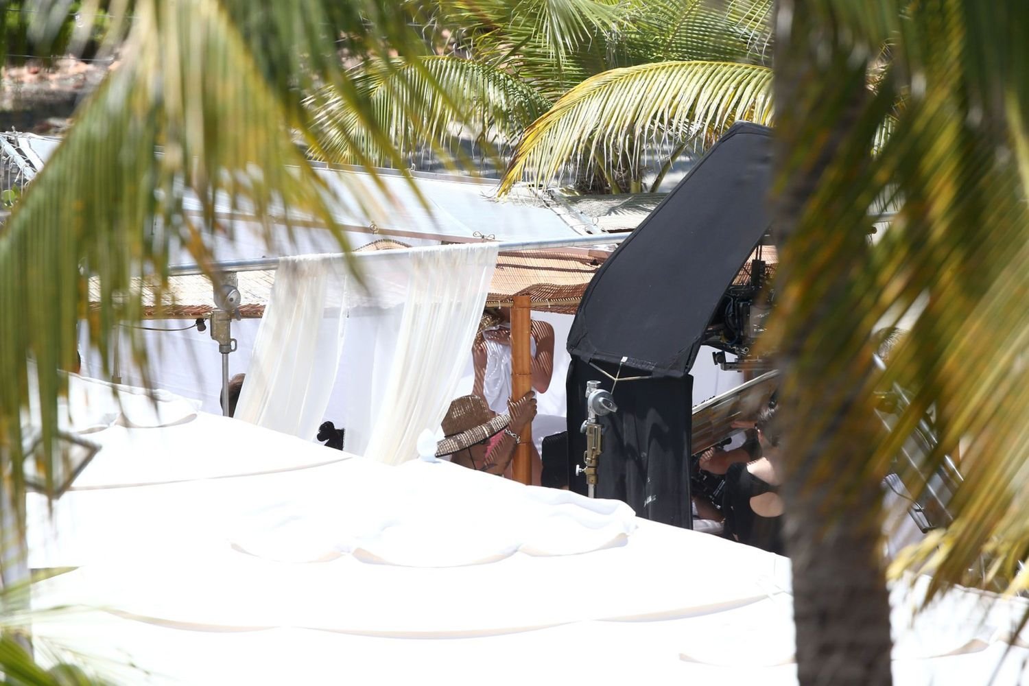 Папарацци поймали Эльзу Хоск топлесс на пляже в Майами