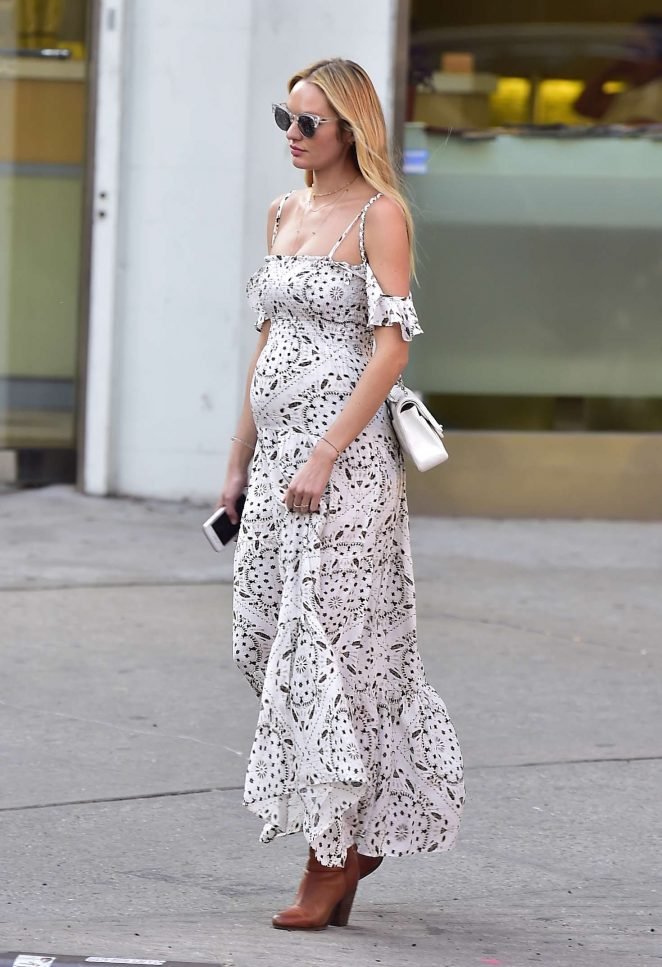 Беременная Кэндис Свейнпол на прогулке в Нью-Йорке