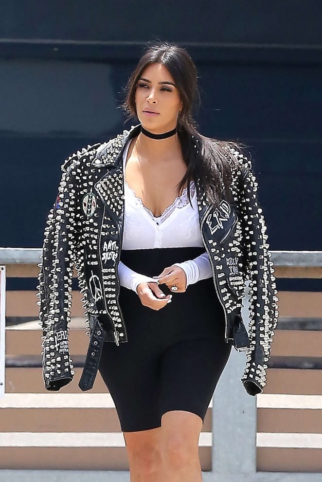 Ким Кардашьян носит косуху с металлическими шипами