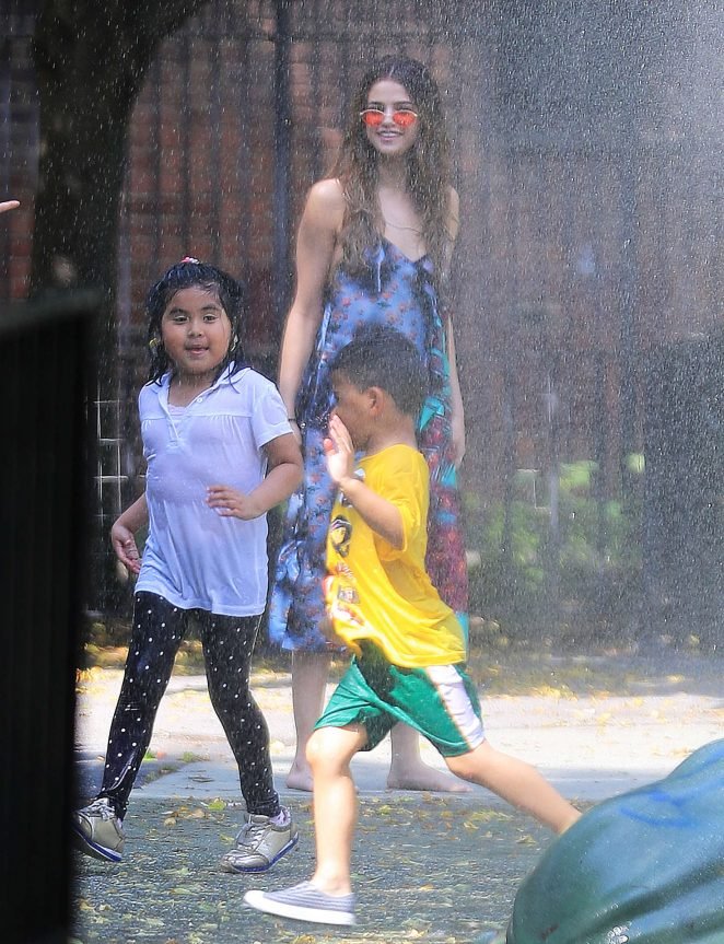 Селена Гомес веселится с детьми на детской площадке