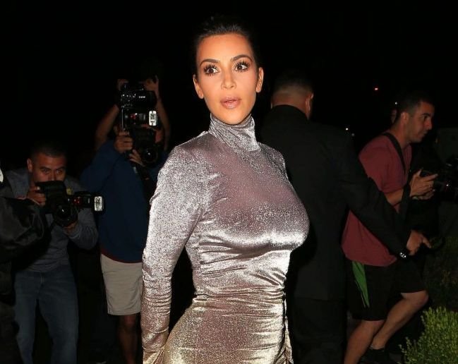 Ким Кардашьян в облегающем серебристом платье