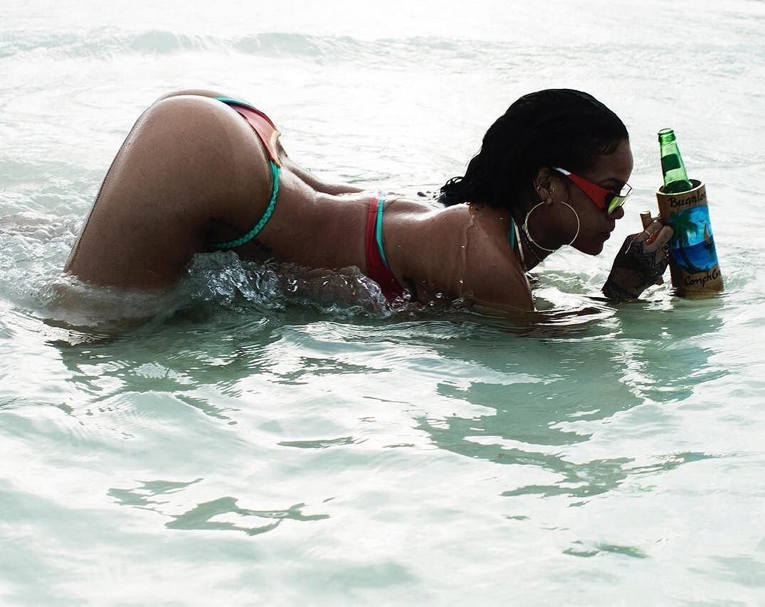 Рианна в бикини на Корибских островах