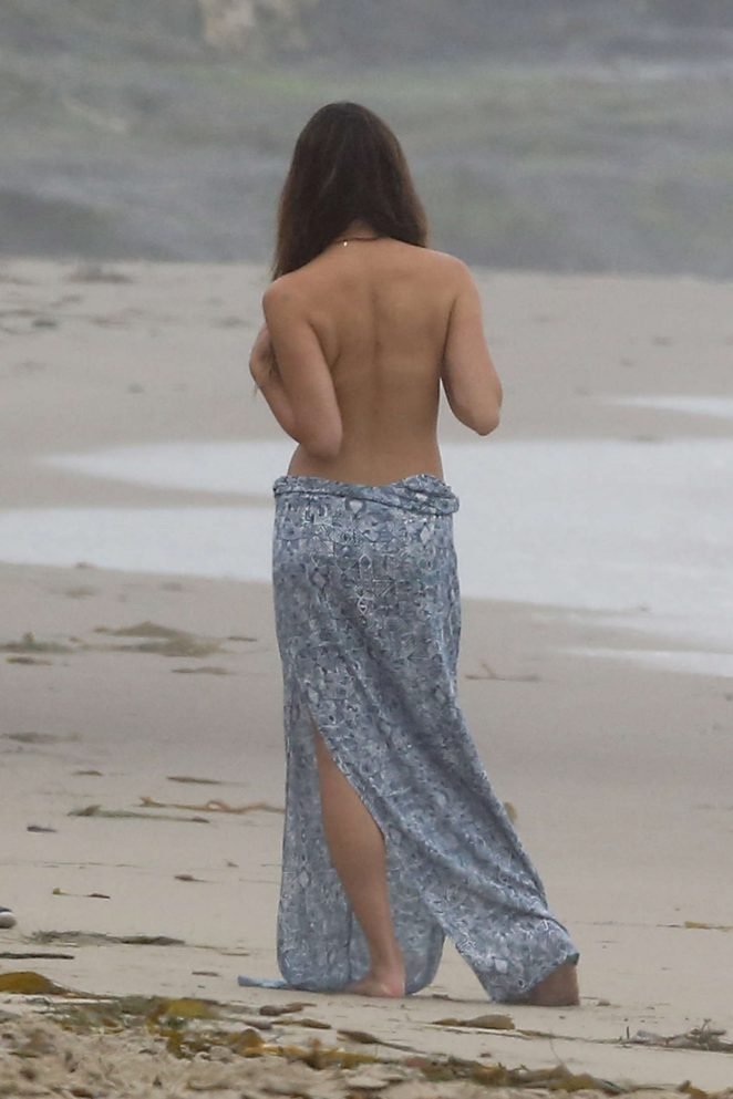 Лиа Мишель позирует топлесс на пляже Малибу