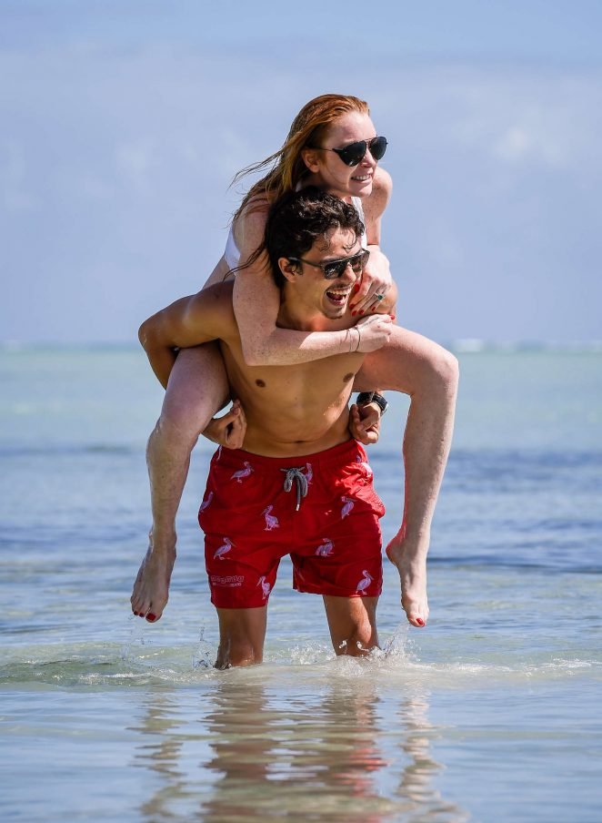 Линдси Лохан развлекается на пляж с возлюбленным из России 