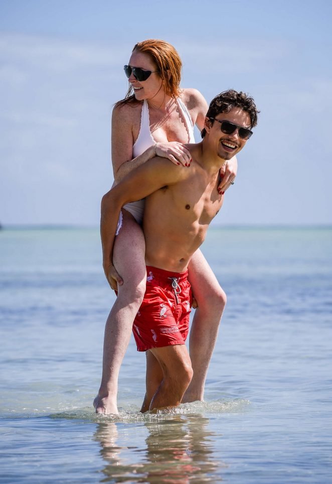 Линдси Лохан развлекается на пляж с возлюбленным из России 