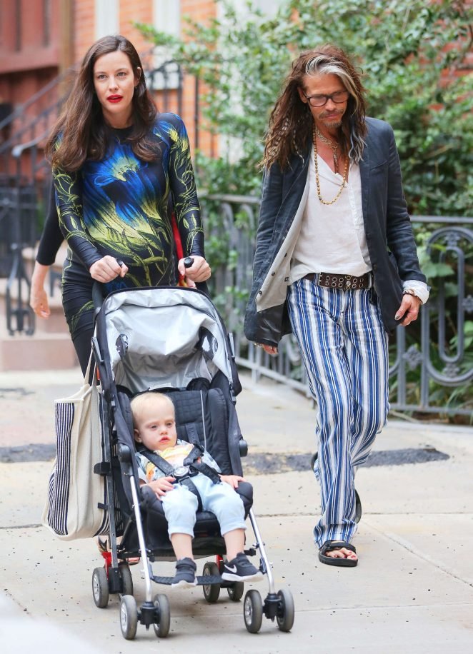 Беременная Лив Тайлер на прогуле с сыном и отцом в Нью-Йорке