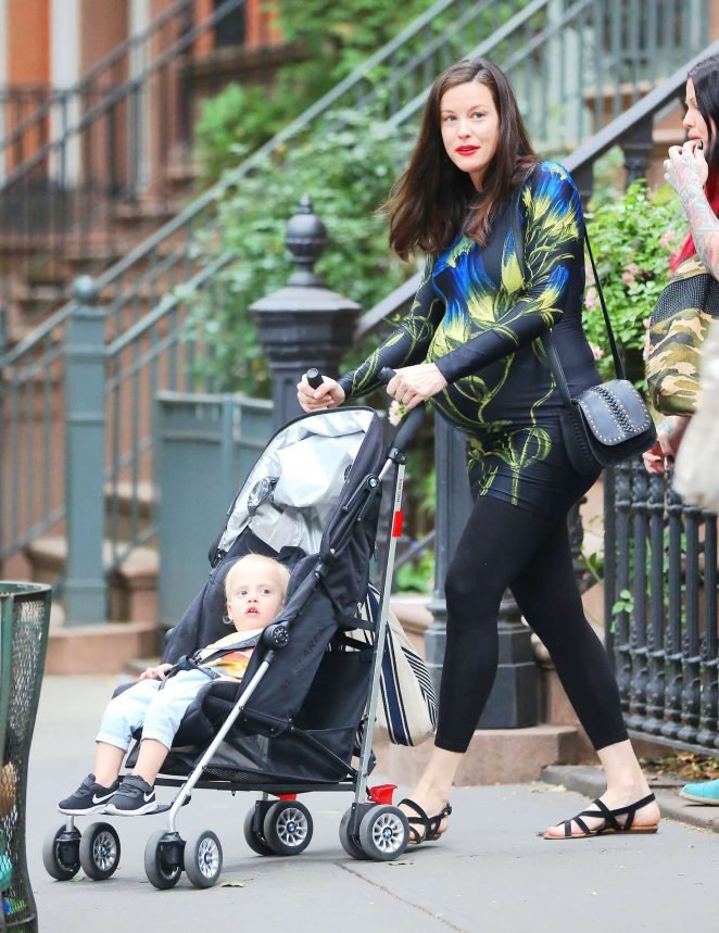 Беременная Лив Тайлер на прогуле с сыном и отцом в Нью-Йорке