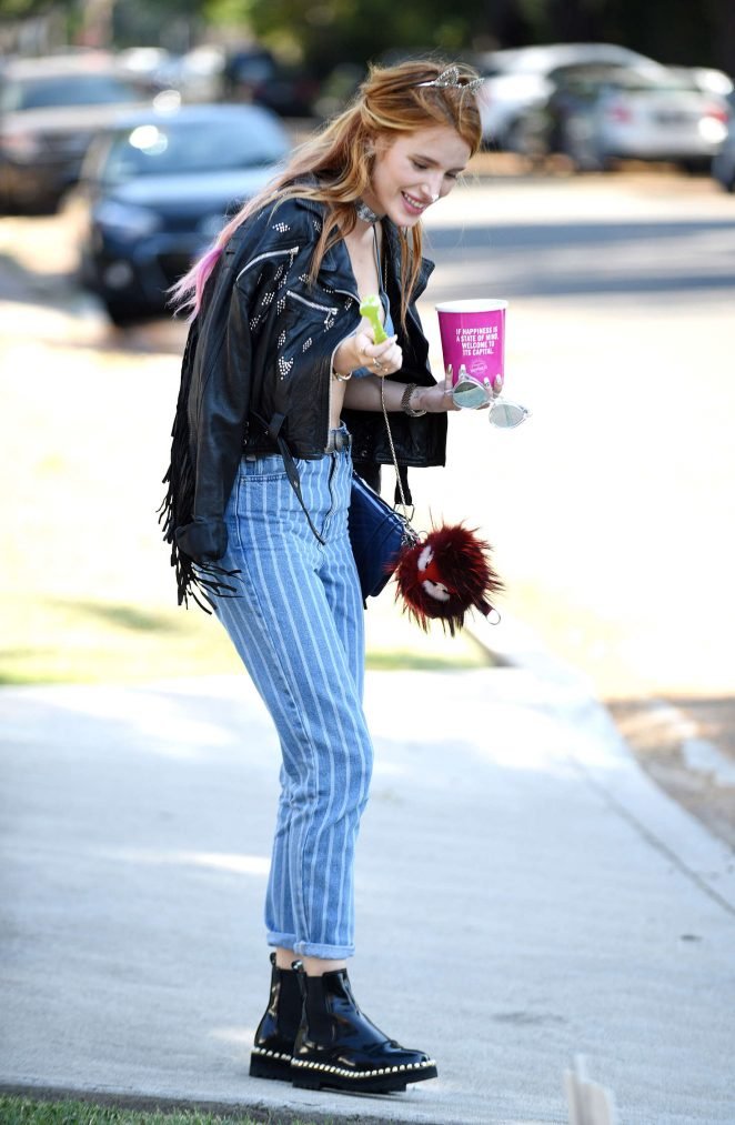 Белла Торн вышла на улицу с розовыми волосами