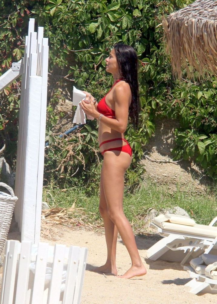 Адриана Лима в красном купальнике на пляже в Миконосе
