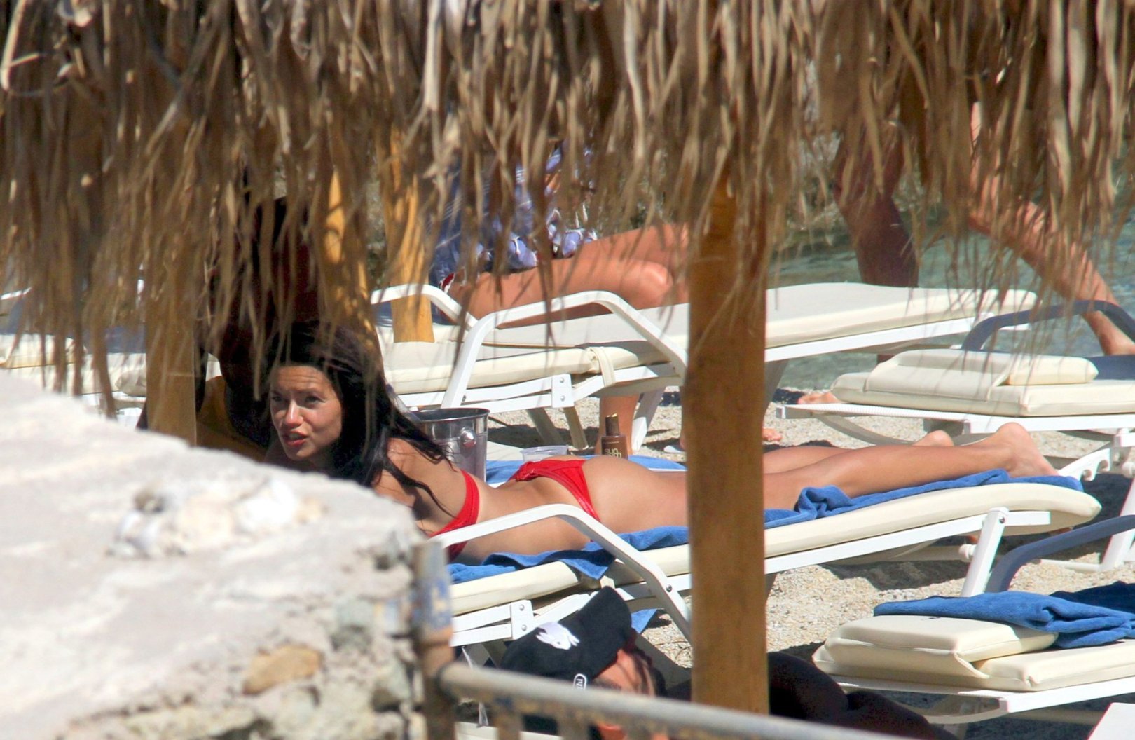 Адриана Лима в красном купальнике на пляже в Миконосе