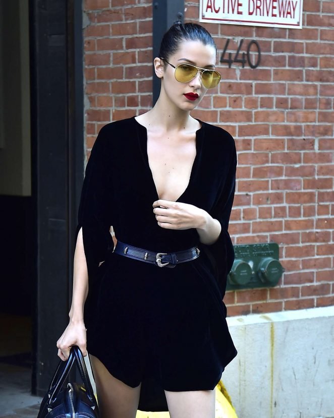Белла Хадид в коротком черном платье на улицах Нью-Йорка