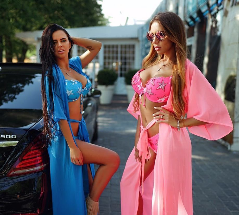 Вика Романец и Настя Сорокина показали горячие тела в купальниках от Modus Fashion