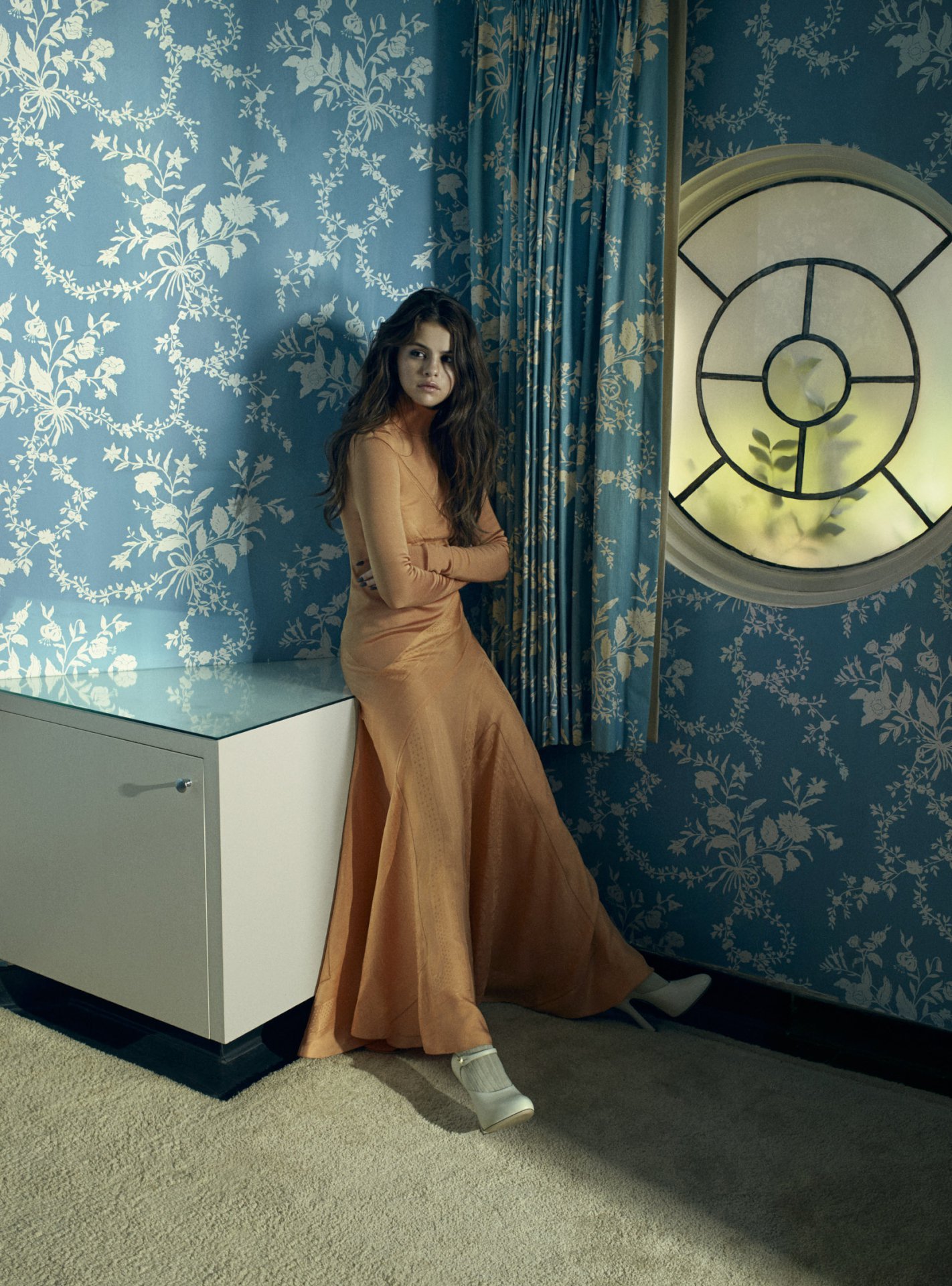 Селена Гомес показала странные элемены одежды в фотосессии для Vogue