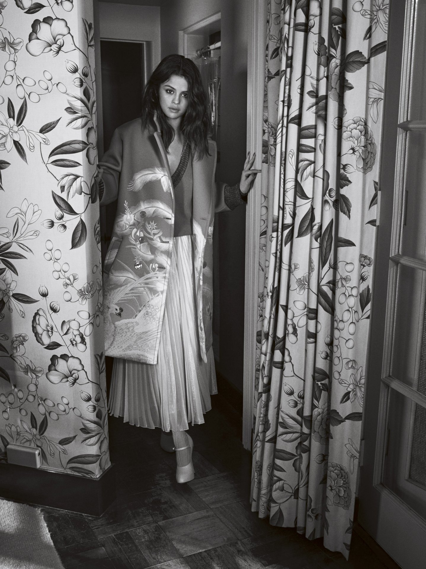 Селена Гомес показала странные элемены одежды в фотосессии для Vogue