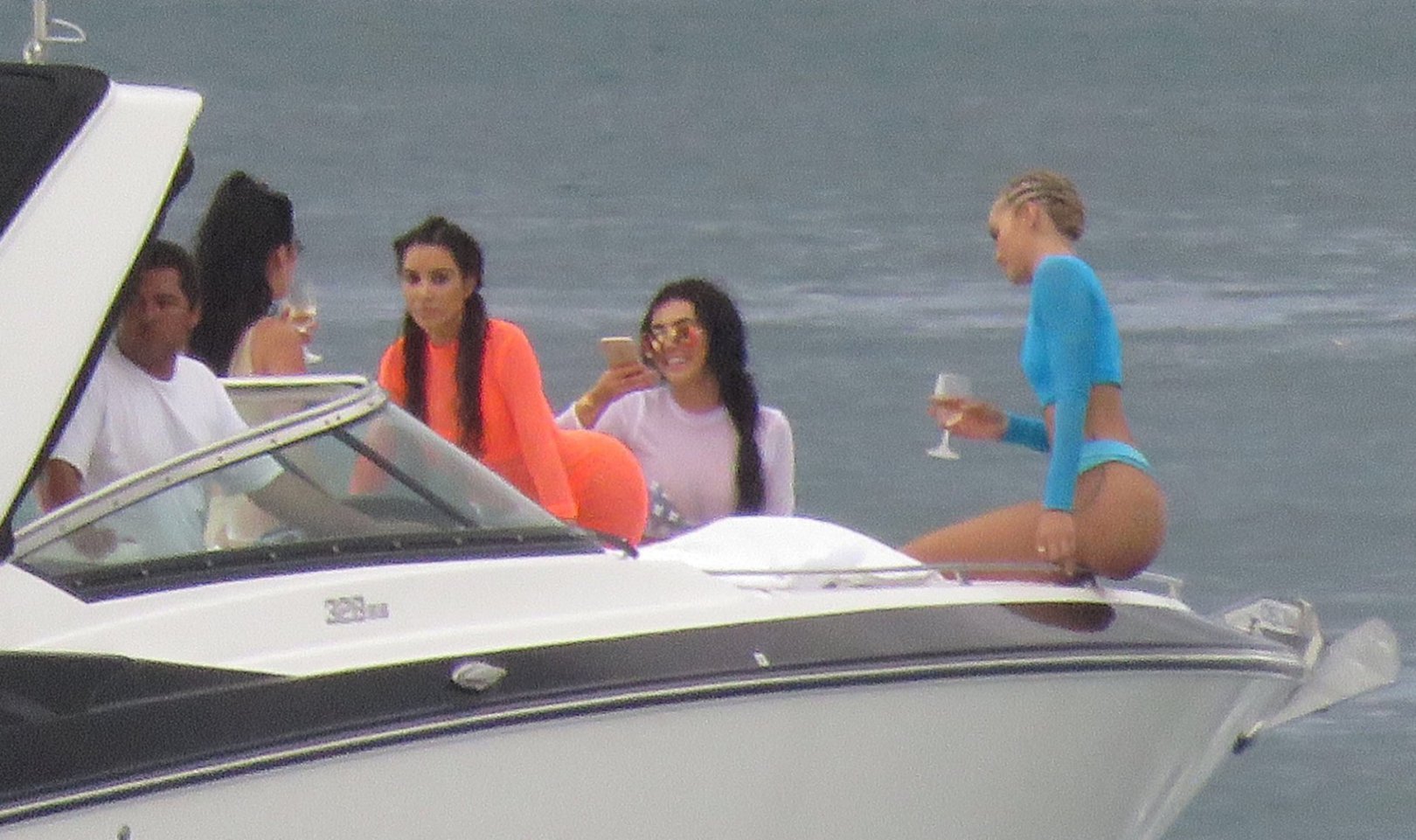 Ким Кардашьян с подругами на яхте выпивали и фотографировали попки друг друга