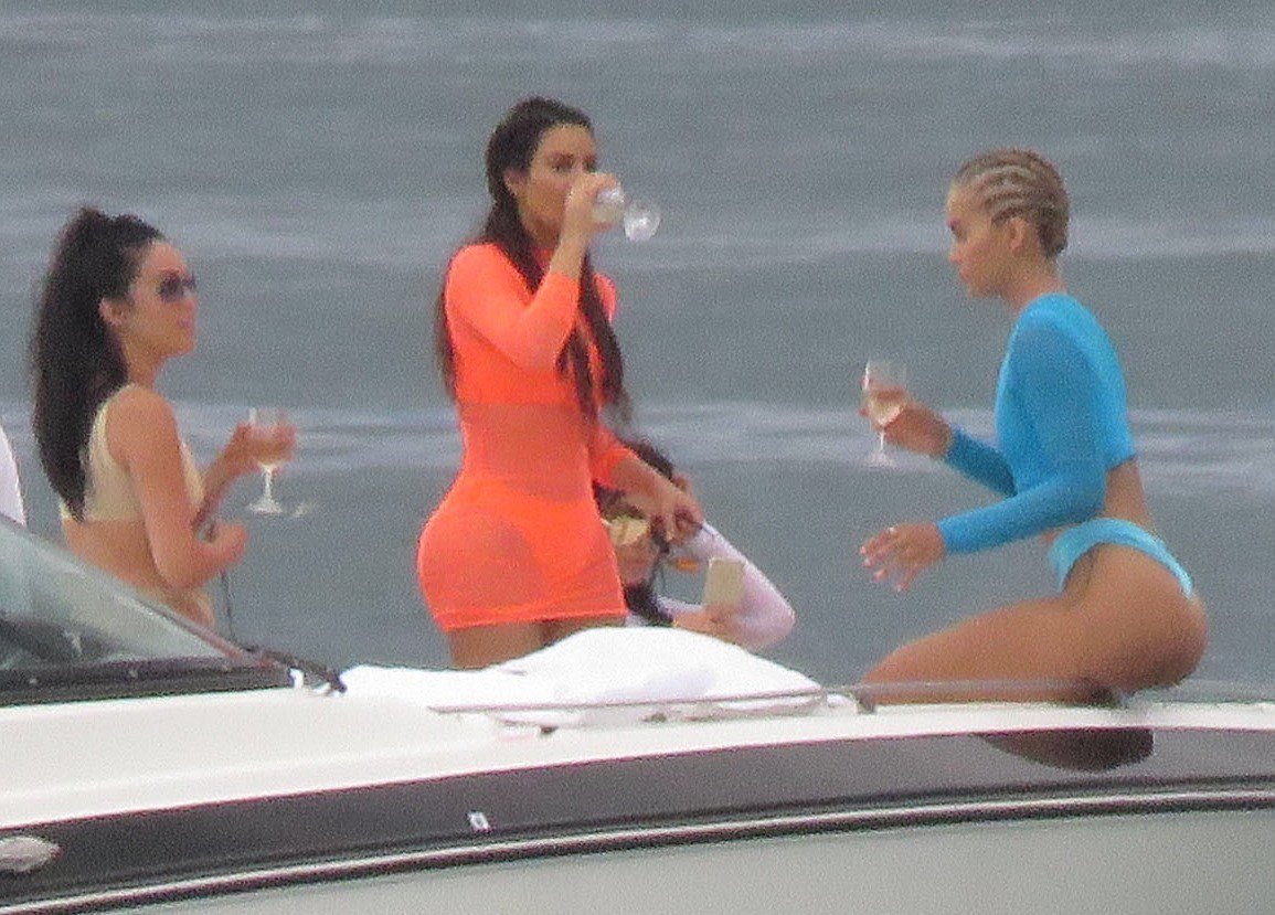 Ким Кардашьян с подругами на яхте выпивали и фотографировали попки друг друга