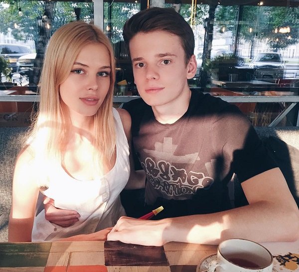 Арсений Шульгин перестал публиковать фото своей подруги Анны Шеридан, но не перестал с ней встречаться