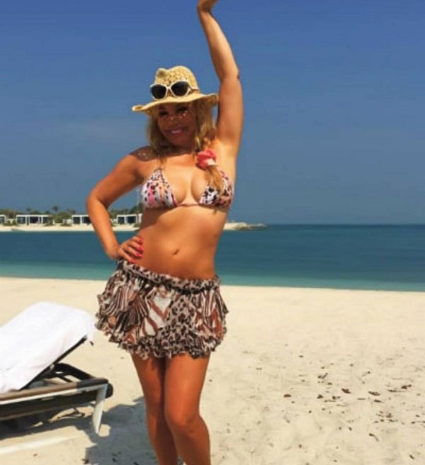 Маша Распутина устроила пляжную фотосессию в бикини