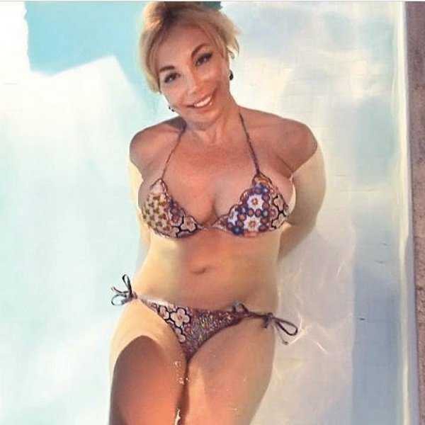 Маша Распутина устроила пляжную фотосессию в бикини