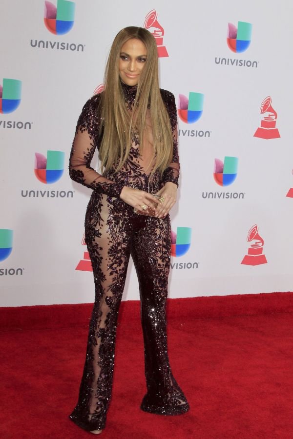 Смелый поцелуй и прозрачный наряд Дженнифер Лопес на Latin Grammy Awards 2016
