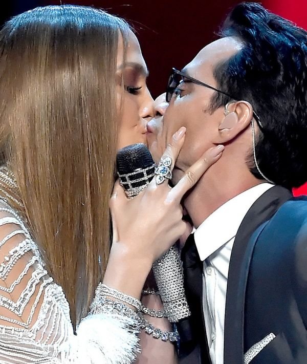 Смелый поцелуй и прозрачный наряд Дженнифер Лопес на Latin Grammy Awards 2016