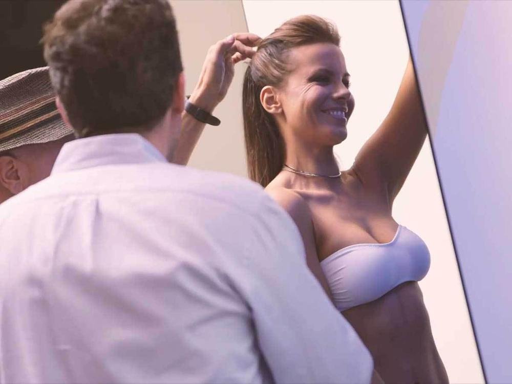 43-летняя Кейт Бекинсейл поразила стройной талией и роскошной грудью