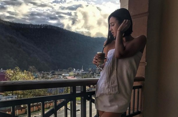 Ольга  Бузова устроила эротическую фотосессию на балконе отеля