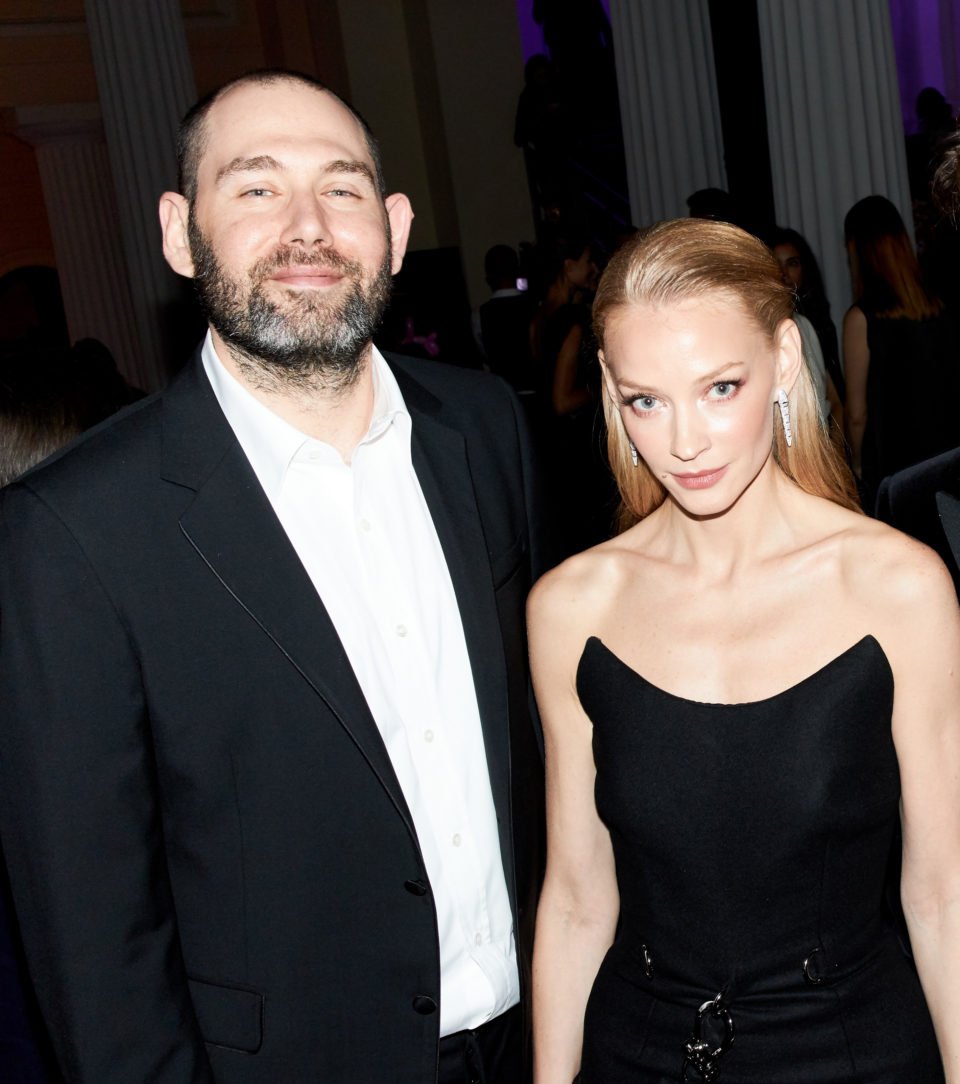Светлана Ходченкова на вечере Harper’s Bazaar скрыла животик под чёрным платьем