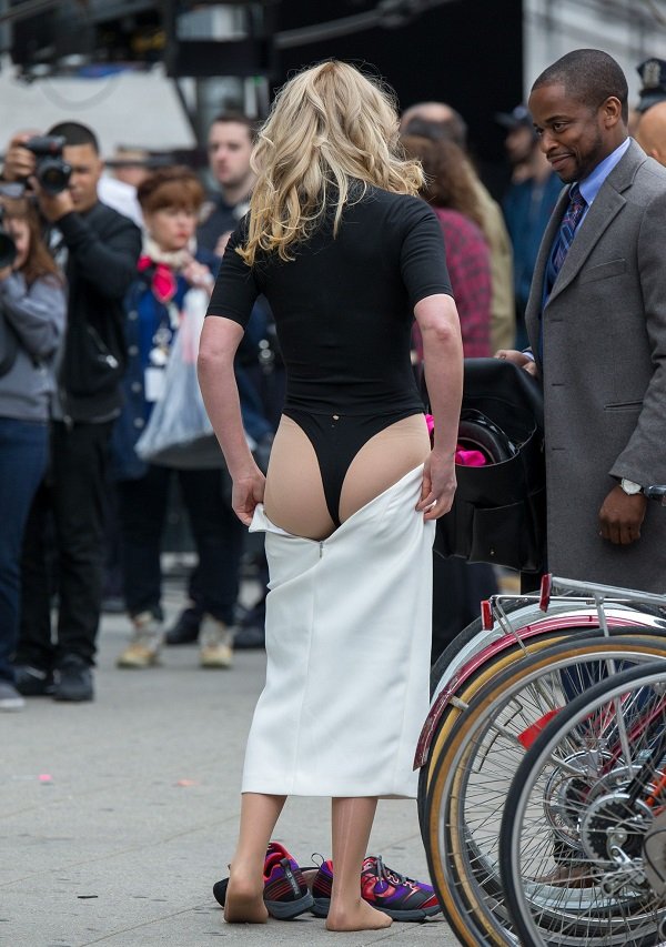 Кэтрин Хейгл удивила папарацци рваным нижним бельем и разорванными колготами