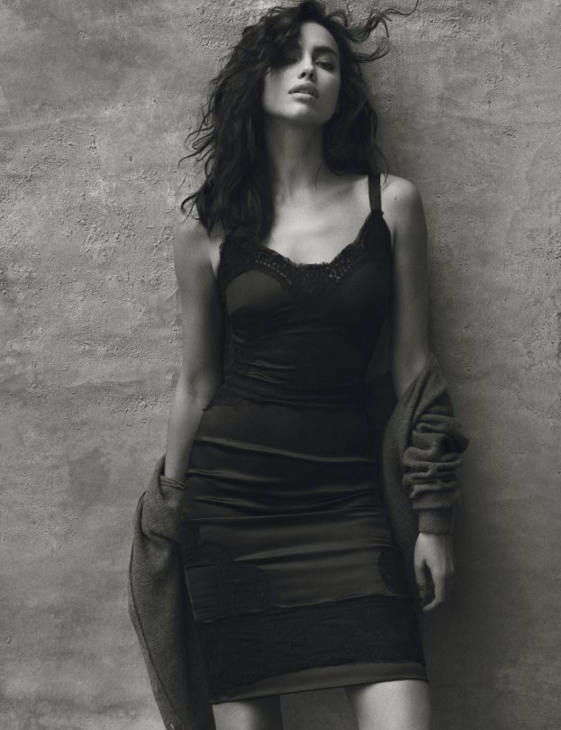 Модель Ирина Шейк появилась сразу на двух обложках Harper's Bazaar 2015
