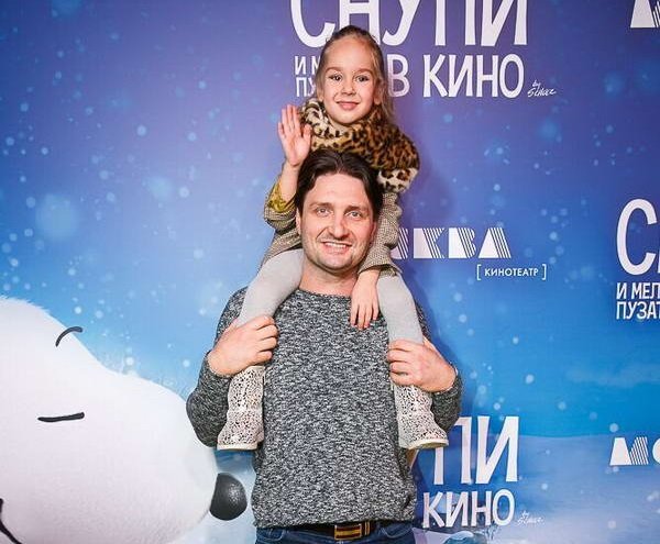 Эдгард Запашный пришел в кино с женой и дочерьми