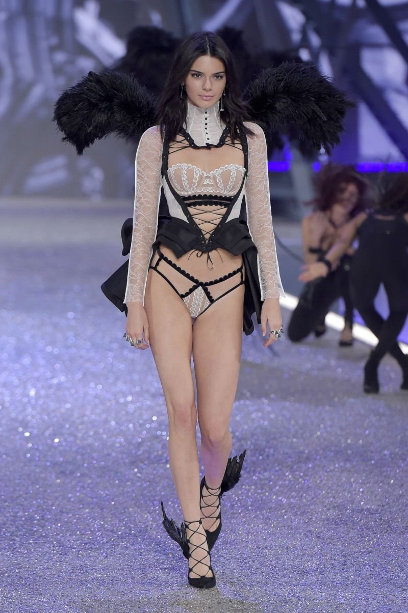 Кендалл Дженнер зажгла подиум на показе Victoria’s Secret 2016