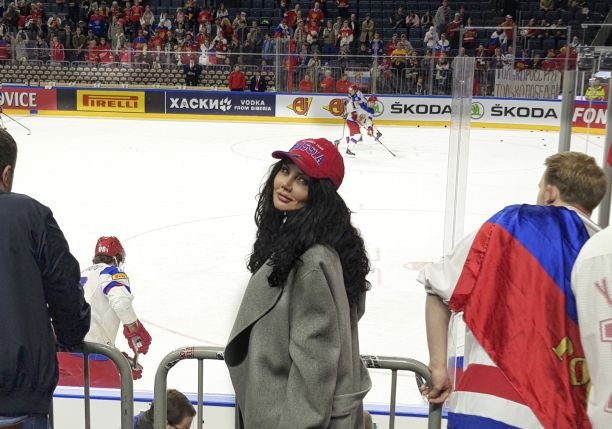 Елена Галицына покорила своим внешний видом ярых болельщиков хоккея