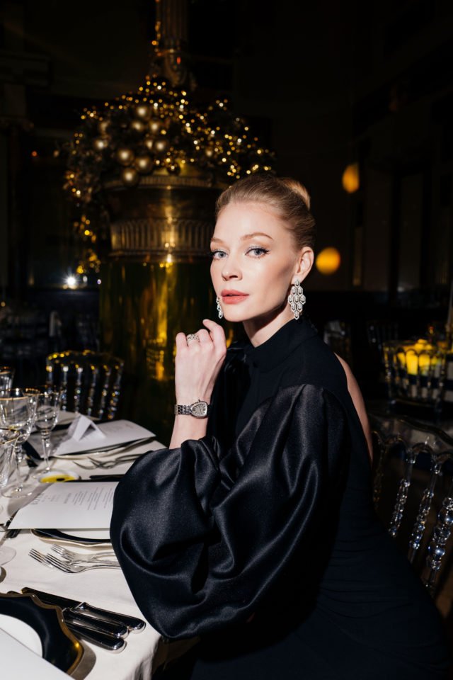 Светлана Ходченкова на вечере Harper’s Bazaar скрыла животик под чёрным платьем