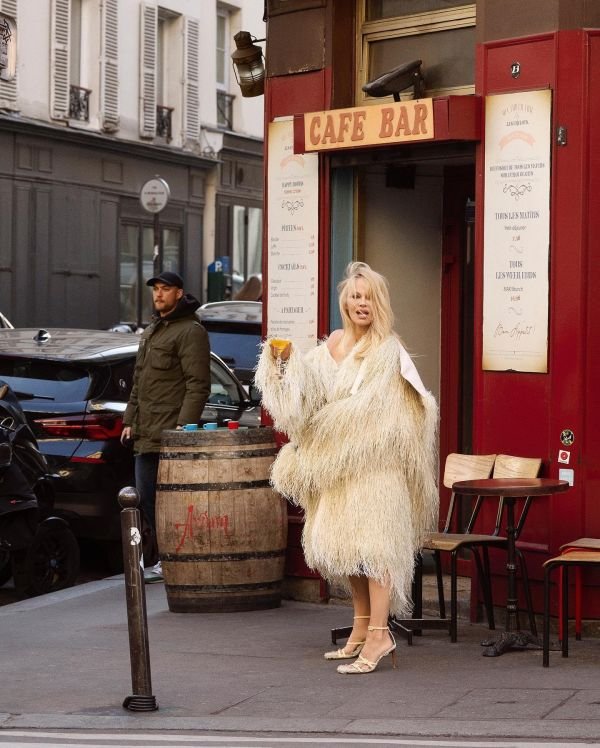 Памела Андерсон сняла в провокацинной фотосессии в Париже